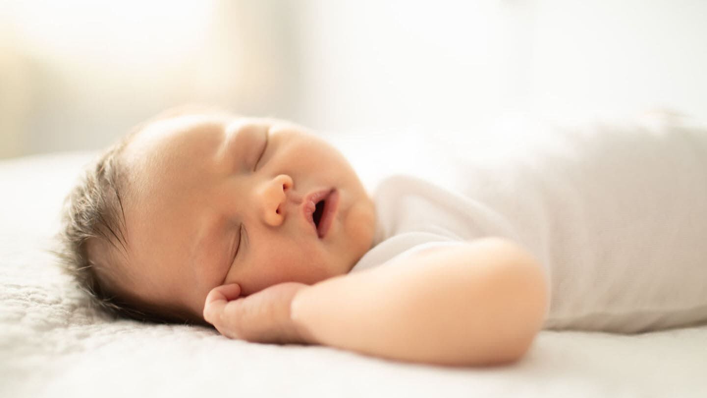 https://www.chicco.fr/dw/image/v2/BJJJ_PRD/on/demandware.static/-/Sites-Chicco-France-Library/fr_FR/dwd87c08a4/site/13-Conseils/Articles/Sommeil/la-respiration-nouveaux-nes.jpg