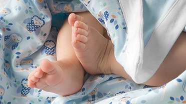 Les bonnes chaussures pour ses petits pieds.