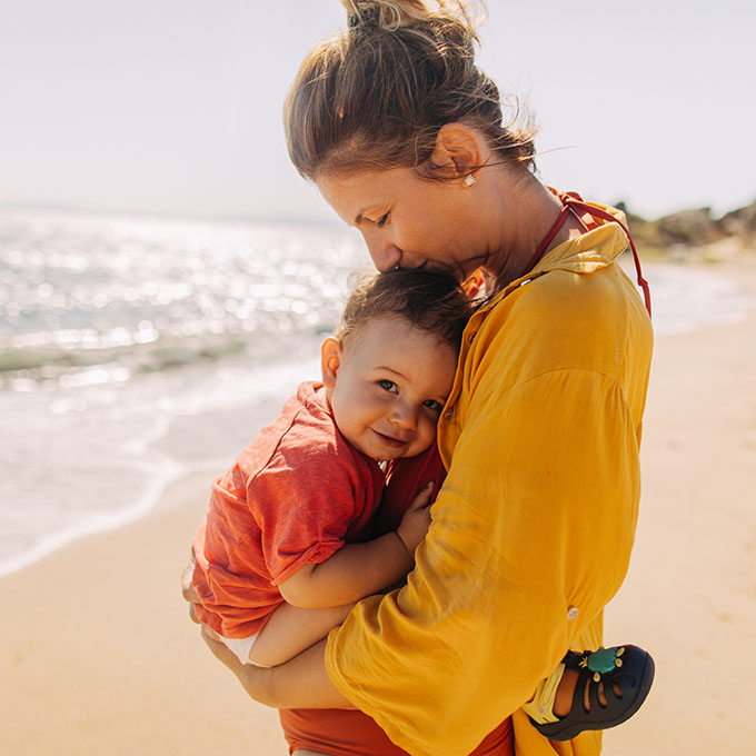 Vacances &agrave; la mer avec b&eacute;b&eacute; : conseils pour des vacances en toute s&eacute;curit&eacute;